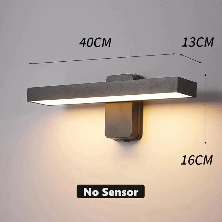 Lámpara exterior LED rotatoria 360°, con sensor PIR y protección IP65, iluminación flexible.