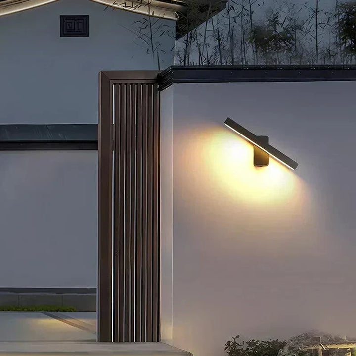 Foco LED exterior IP65 resistente al agua, con sensor de movimiento PIR, ideal para terrazas.