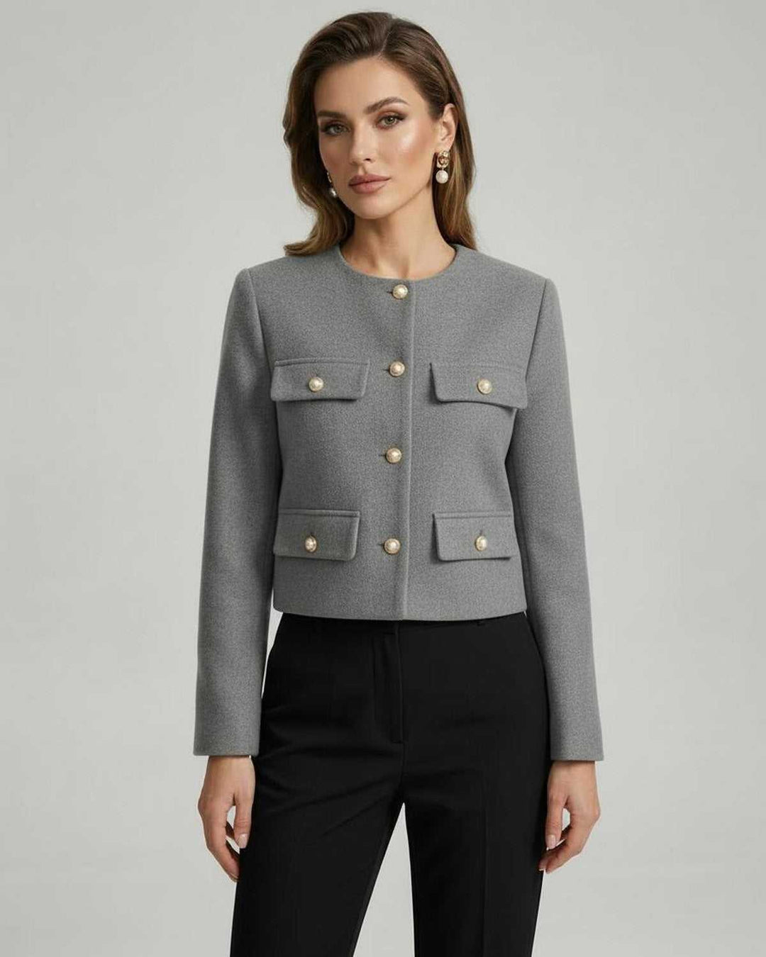 Chaqueta Vesper blanca entallada para mujer con elegantes botones dorados, estilo sofisticado y atemporal.