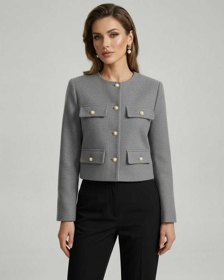 Chaqueta Vesper blanca entallada para mujer con elegantes botones dorados, estilo sofisticado y atemporal.