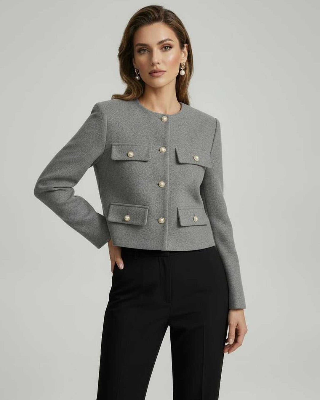 Sofisticada chaqueta blanca Vesper de mujer, con corte entallado y detalles de botones dorados. Moda femenina.