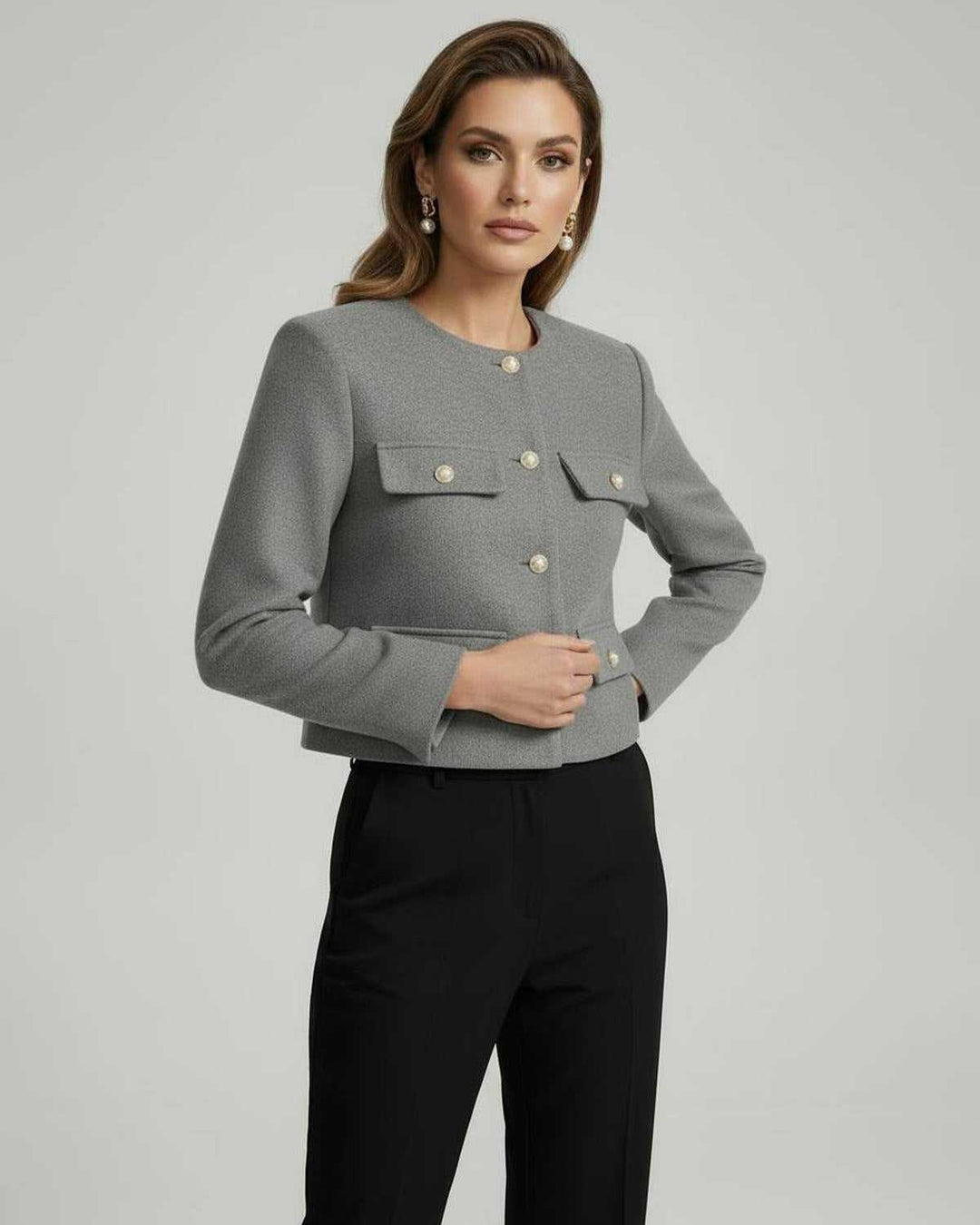 Prenda exterior Vesper blanca con botones dorados, entallada para mujer. Un básico versátil y muy elegante.