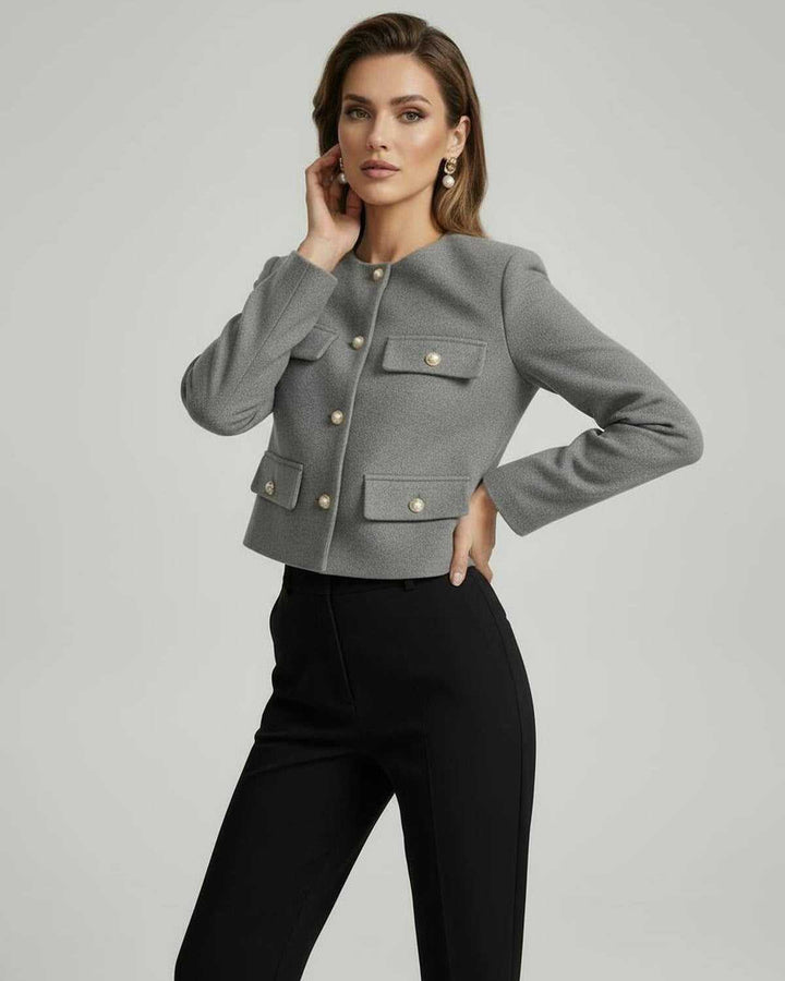 Chaqueta Vesper para mujer en blanco puro, diseño elegante y chic, ideal para looks formales o casuales.