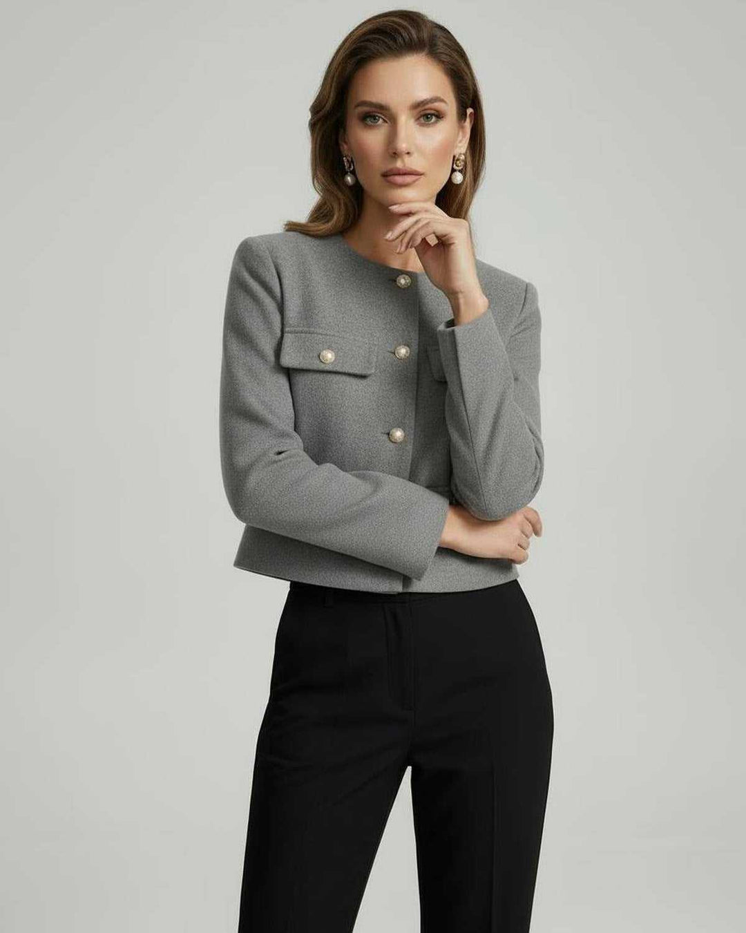 Moderna chaqueta Vesper blanca para mujer, con botones dorados. Perfecta para un estilo sofisticado y casual.