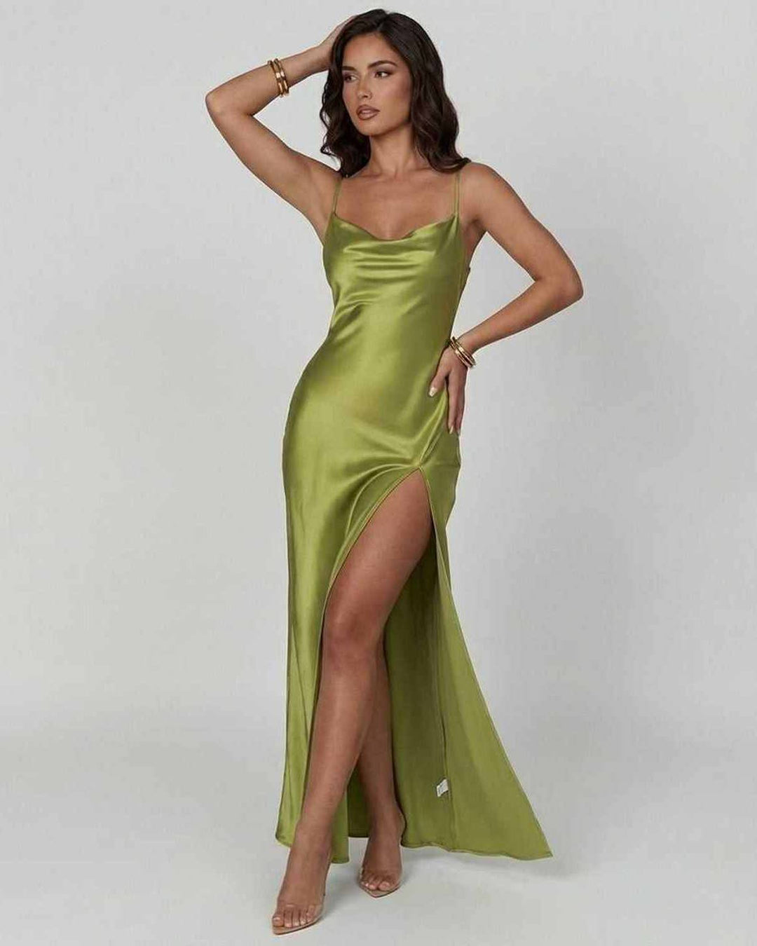 Moda femenina: Vestido mini asimétrico de fiesta, blanco, elegante. Ideal para noche, estilo tendencia sexy.