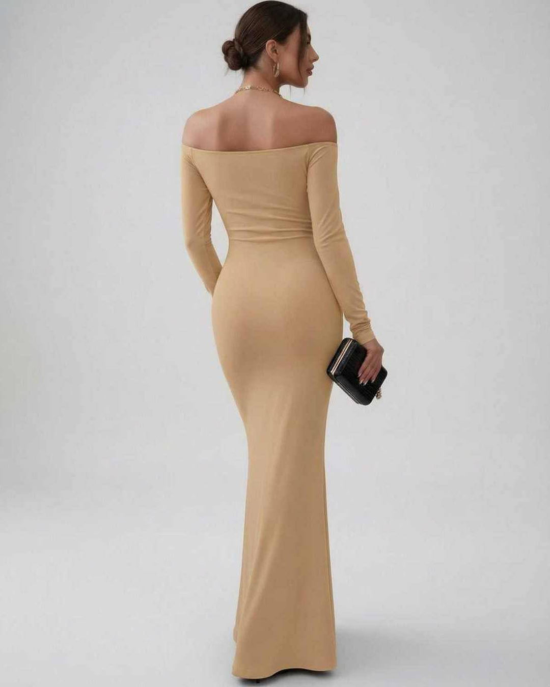 Vestido de noche formal blanco con manga larga y escote off-shoulder. Vestido maxi elegante para mujer.