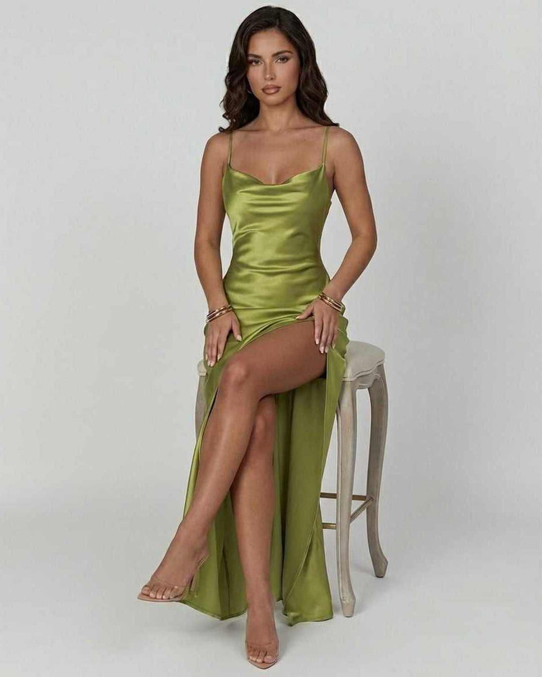 Vestido mini blanco asimétrico para mujer, look sexy. Ropa de fiesta de moda, estilo elegante y moderno.