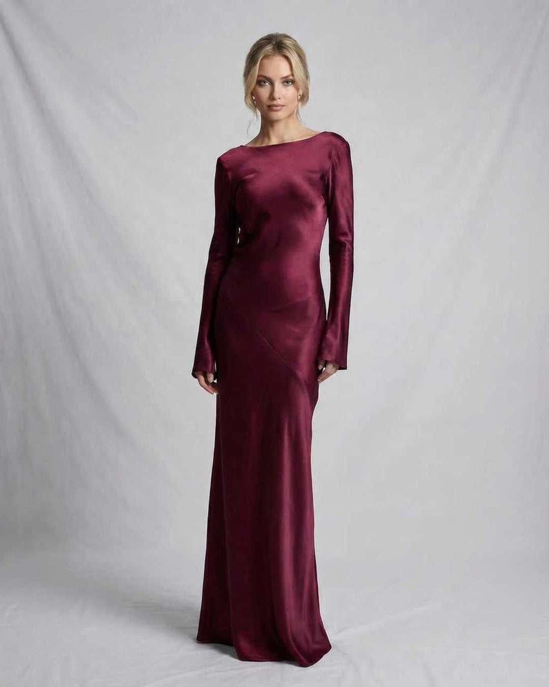 Vestido maxi blanco para mujer. Diseño elegante, ideal para fiesta o evento formal.