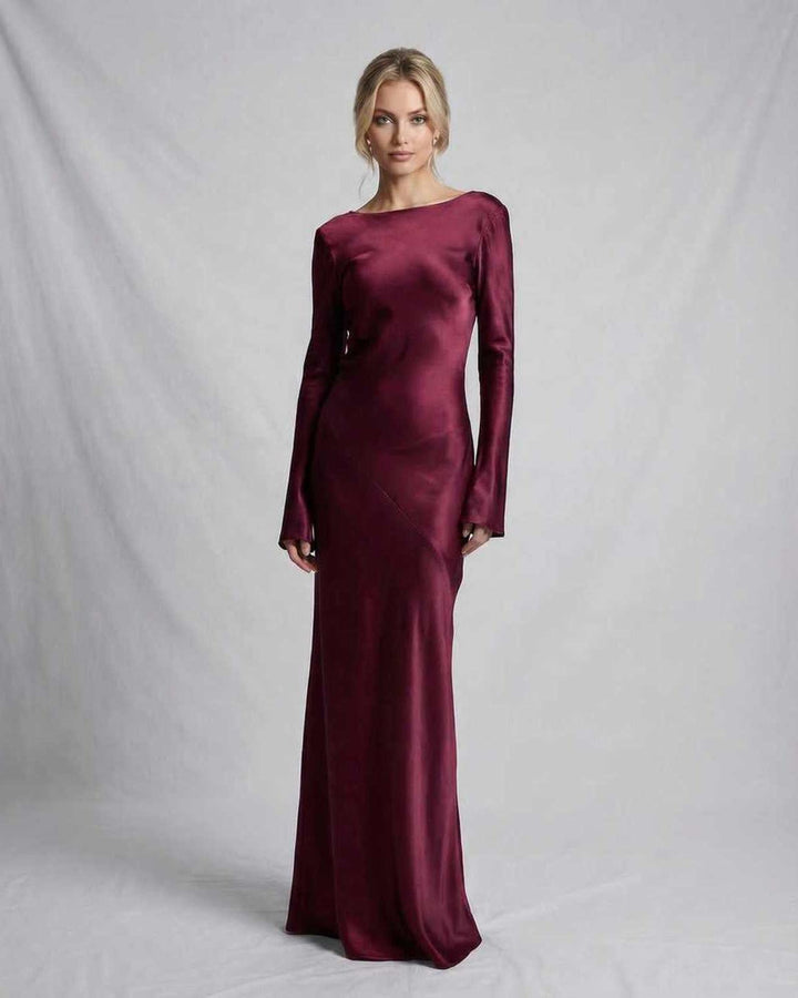 Vestido maxi blanco para mujer. Diseño elegante, ideal para fiesta o evento formal.
