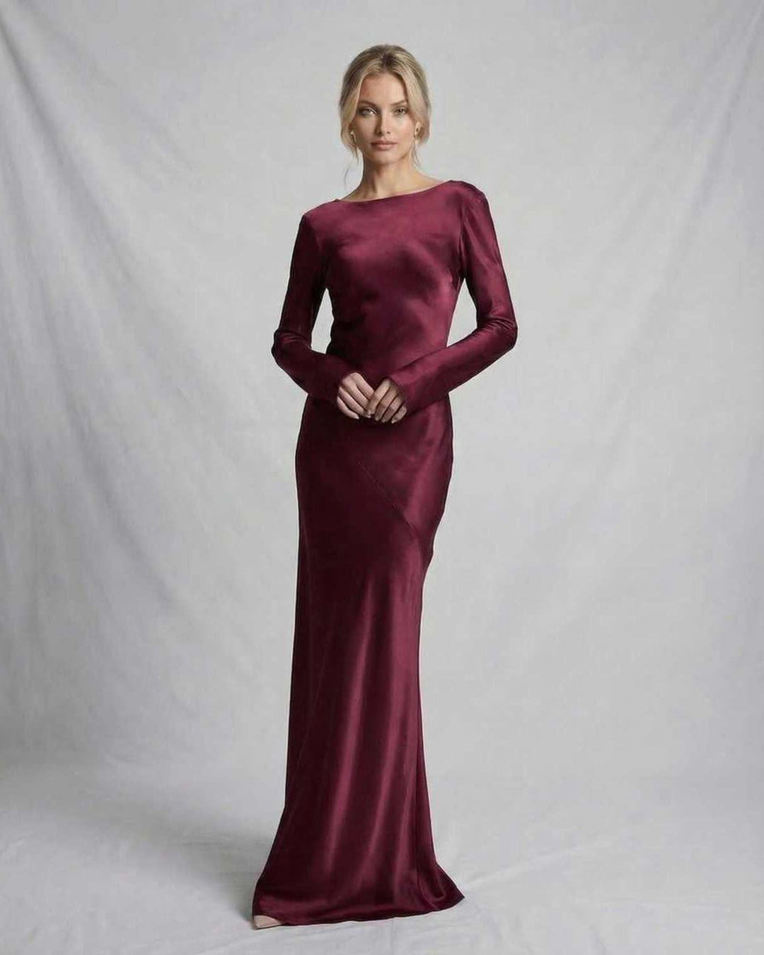 Vestido maxi blanco elegante para fiestas y eventos. Diseño fluido y sofisticado para mujer.