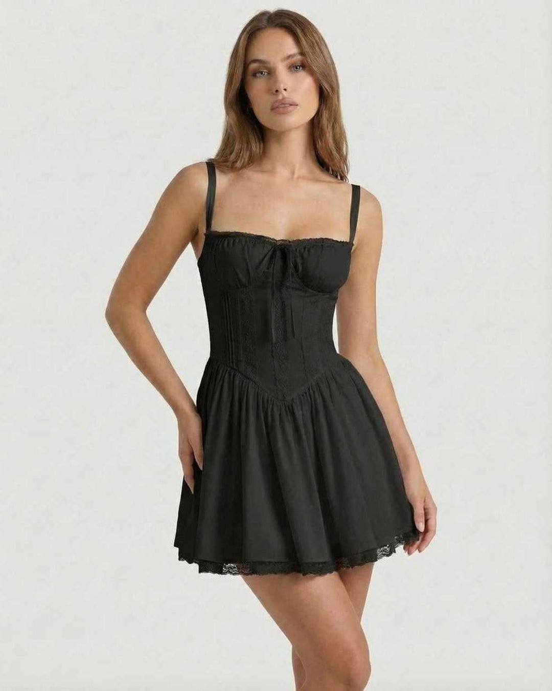 Moda femenina: vestido mini negro elegante con corsé y encaje. Perfecto para ocasiones especiales.