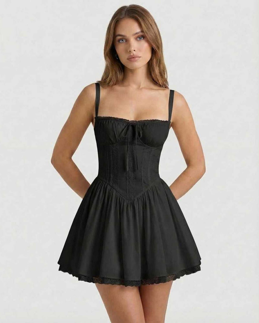 Vestido mini negro de mujer con corsé y encaje, falda línea A. Ideal para noche y cóctel.