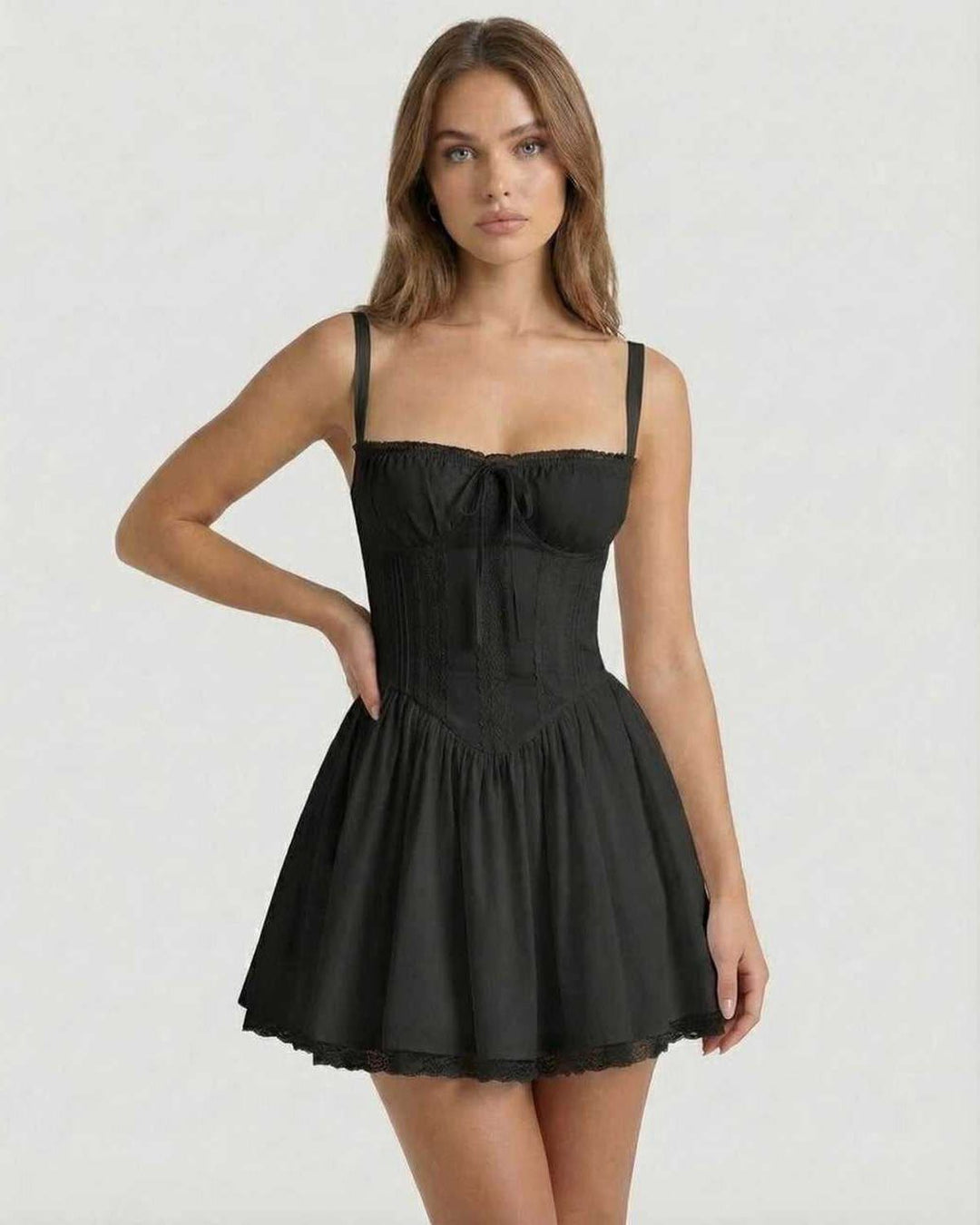 Elegante vestido mini negro de noche con corsé y encaje. Perfecto para cóctel y eventos sofisticados.