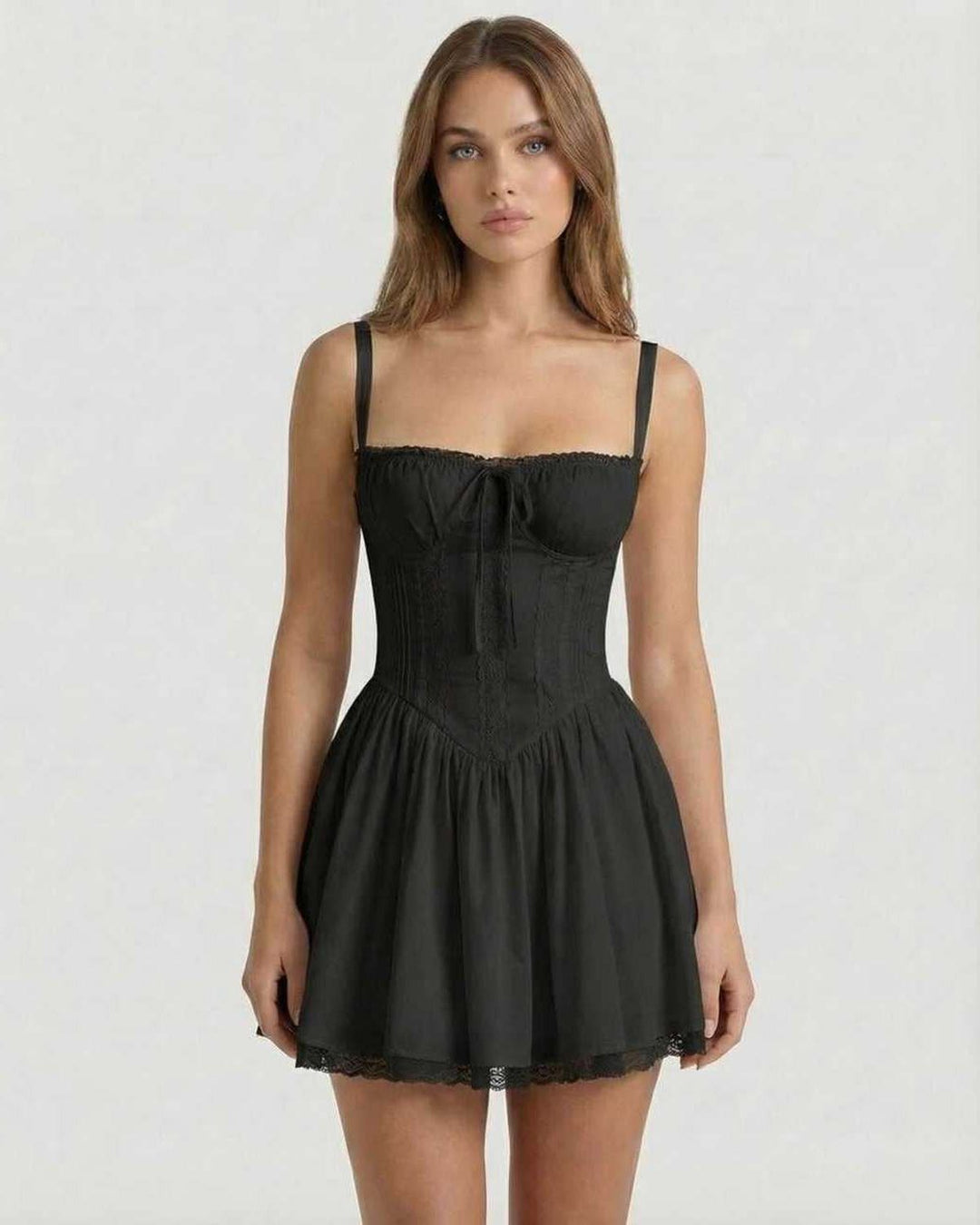 Vestido mini negro de mujer estilo casual elegante, con corsé y detalles de encaje. Moda sofisticada.