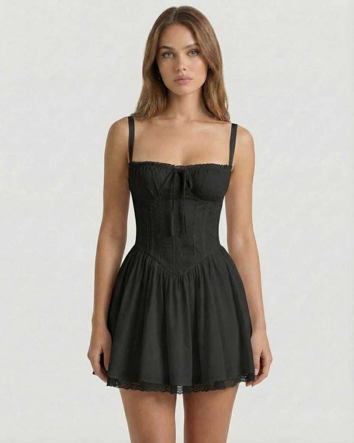 Vestido mini negro de mujer estilo casual elegante, con corsé y detalles de encaje. Moda sofisticada.