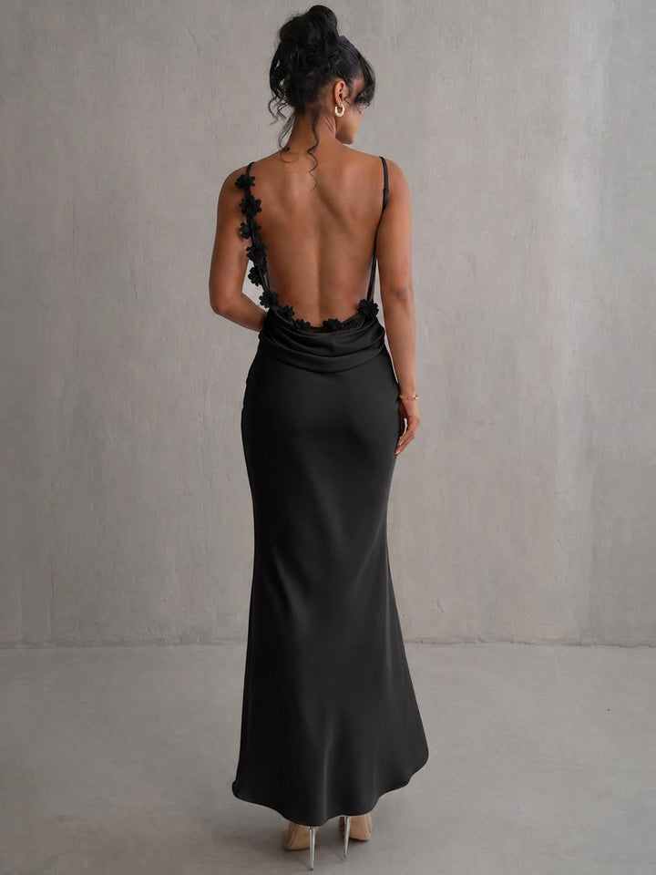 Vestido maxi elegante con cuello cascada para mujer, ideal para fiestas y ocasiones especiales.