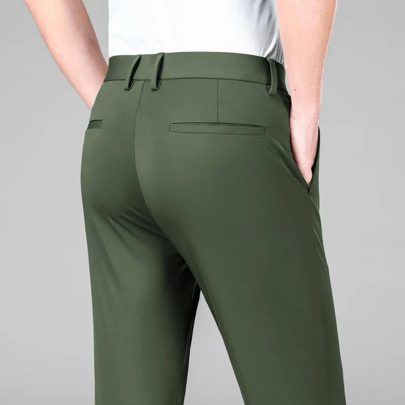 Elegante pantalón chino slim elástico, ideal para un look profesional o casual moderno.