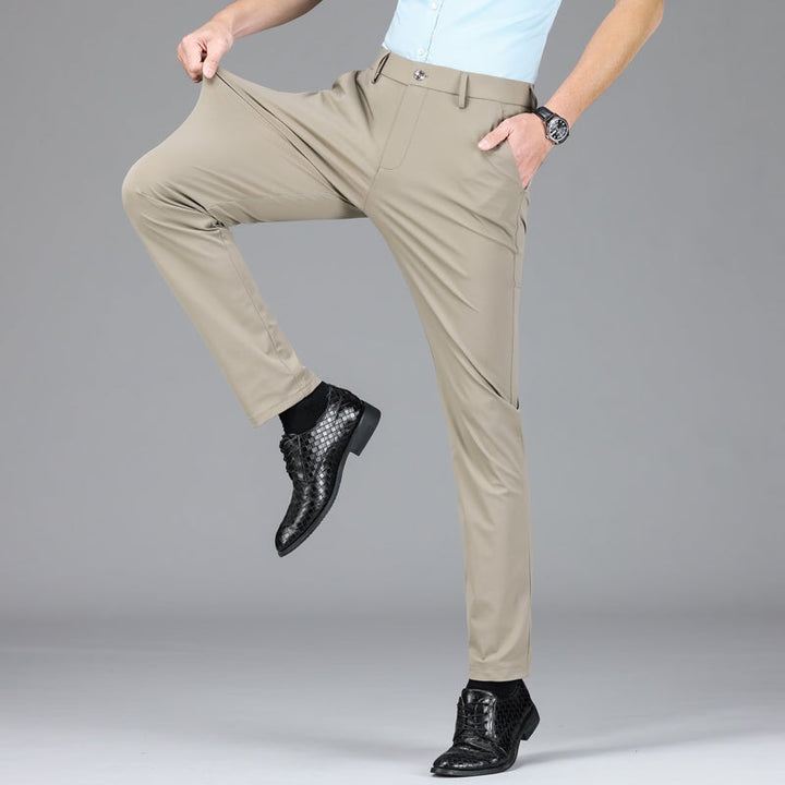 Pantalón chino caqui slim elástico para hombre, perfecto para un estilo fresco y cómodo.