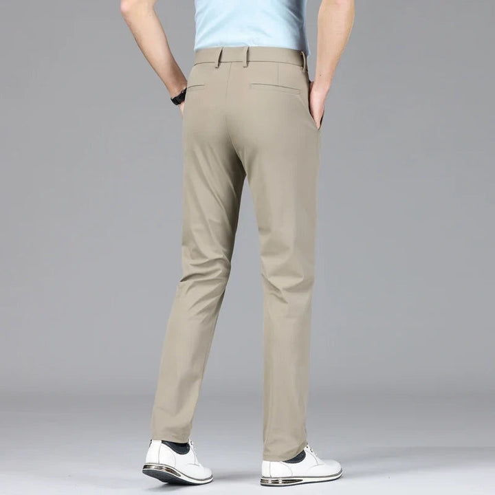 Primer plano de pantalón chino slim elástico, textura y corte moderno para hombre, ropa casual.