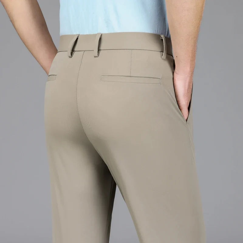 Conjunto con pantalón chino slim elástico, mostrando cómo combinarlo para un hombre moderno.