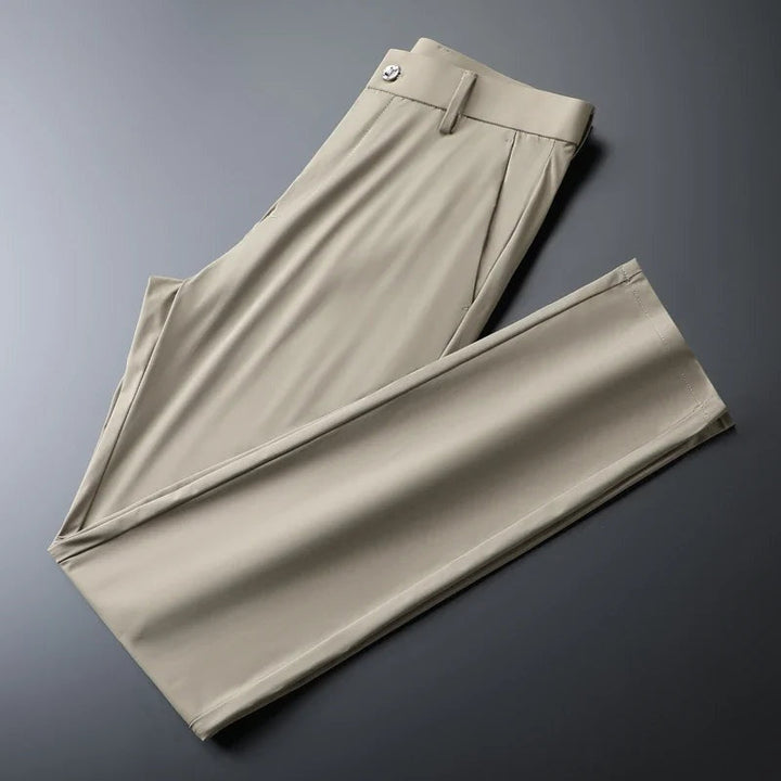 Pantalón chino elástico slim, diseñado para el hombre moderno que busca estilo y confort.
