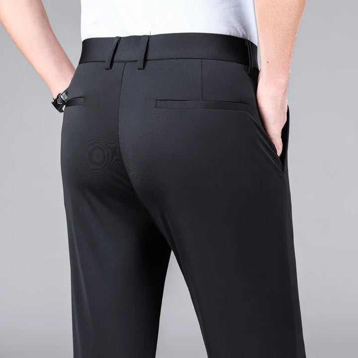 Pantalón chino negro slim elástico para hombre, ropa moderna y cómoda, estilo casual.