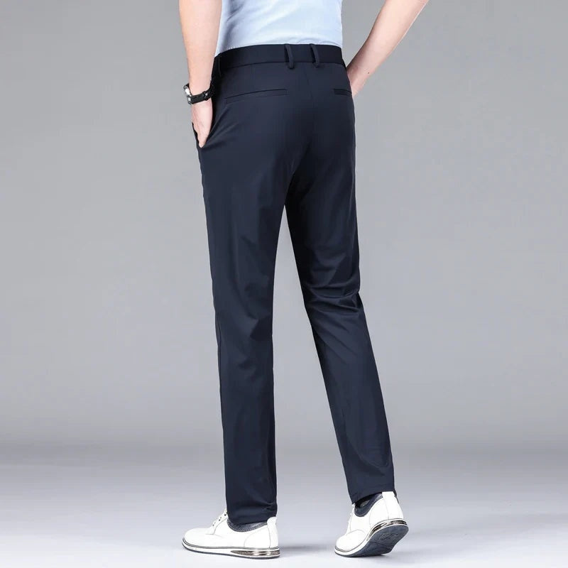 Chino beige slim fit elástico, pantalón de hombre para un look casual elegante y versátil.