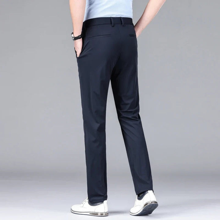 Chino beige slim fit elástico, pantalón de hombre para un look casual elegante y versátil.