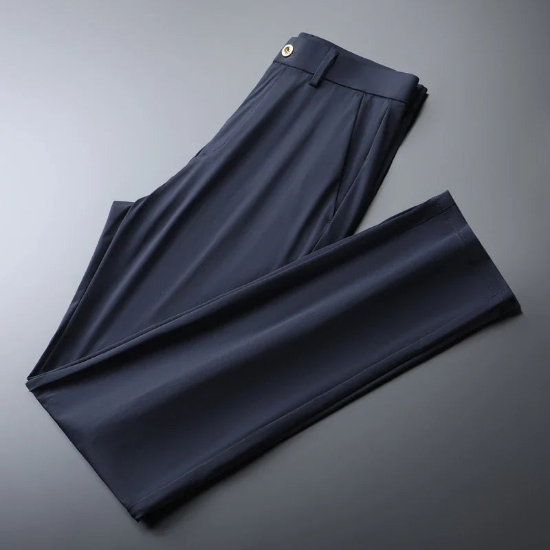 Detalle: pantalón chino slim elástico de hombre, tejido suave y ajuste moderno, estilo casual.