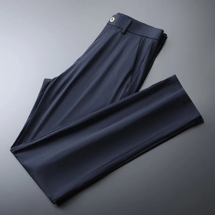 Detalle: pantalón chino slim elástico de hombre, tejido suave y ajuste moderno, estilo casual.