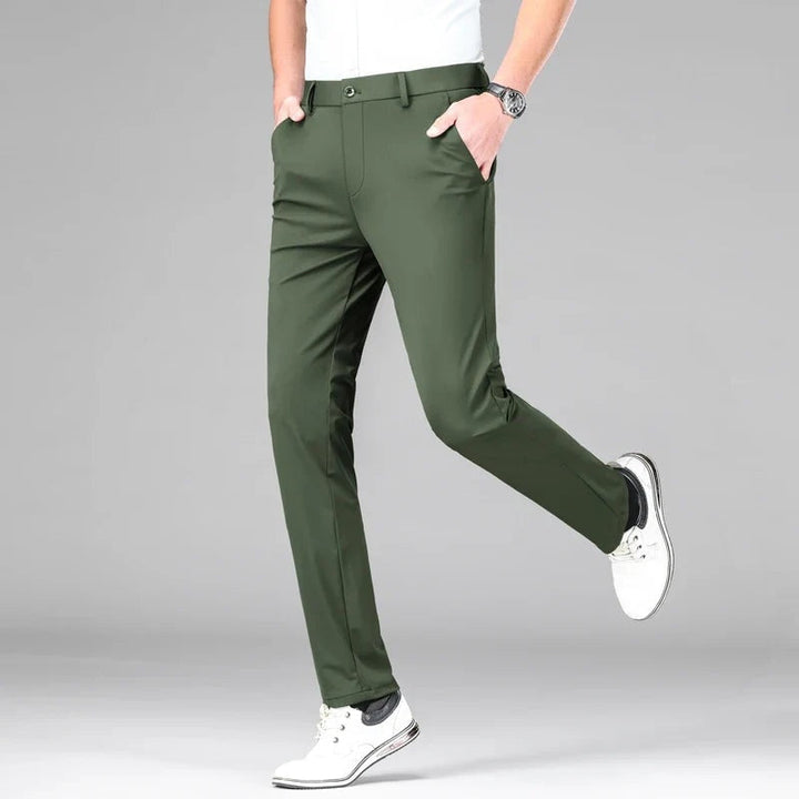 Hombre vistiendo pantalón chino slim elástico, mostrando su versatilidad y comodidad, moda.