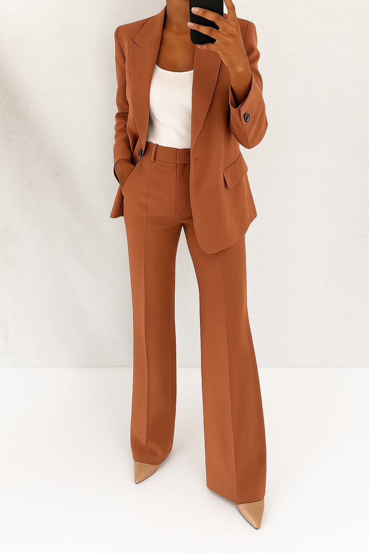 Ropa formal: conjunto de blazer y pantalón para mujer, moda ejecutiva con un toque de elegancia atemporal.