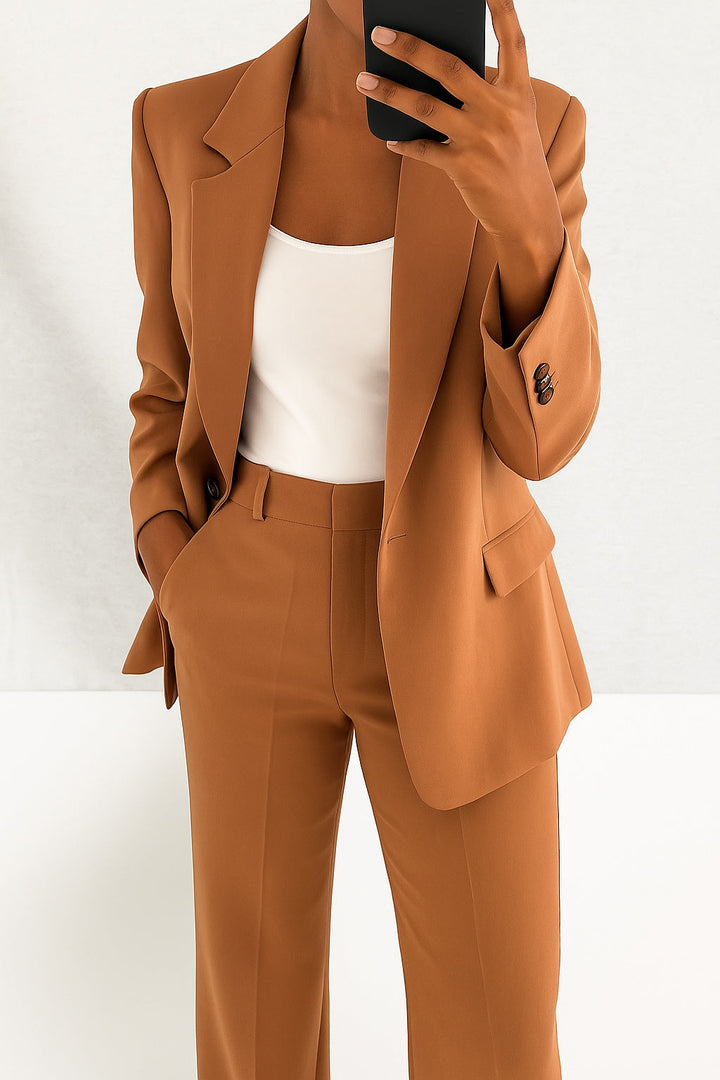 Conjunto elegante de mujer para negocios, traje chaqueta con pantalón recto y blazer de corte impecable.