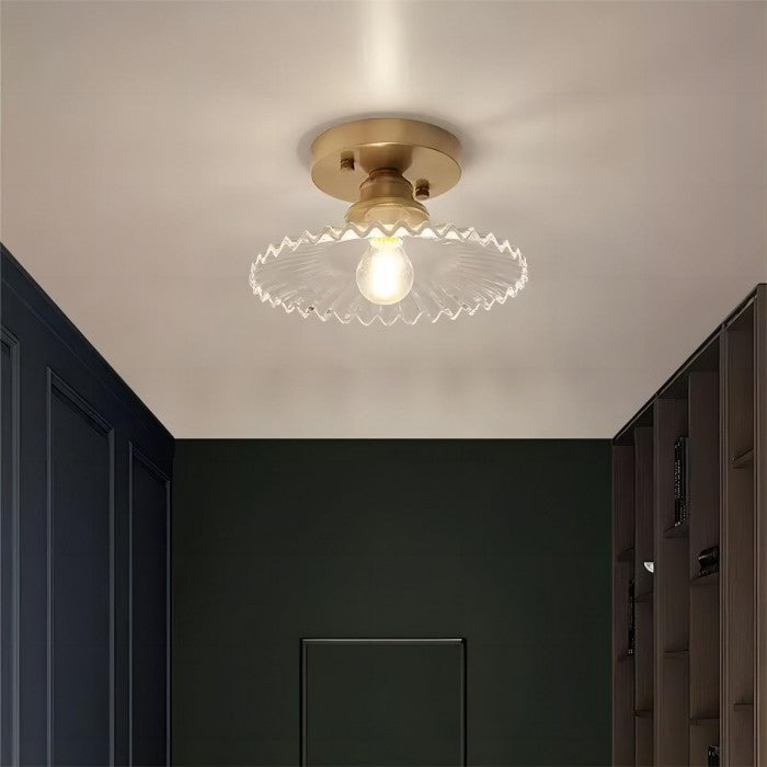 Clyvara: Lámpara de techo elegante con vidrio plisado, ideal para iluminación ambiente y decoración hogar.