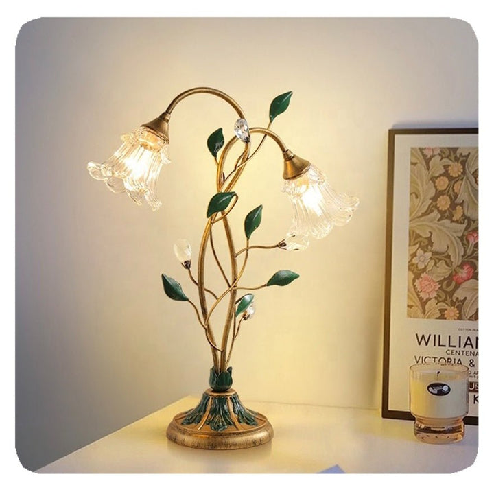 Lámpara de mesa floral vintage con base de oro y pantalla de cristal para decoración de lujo del hogar.