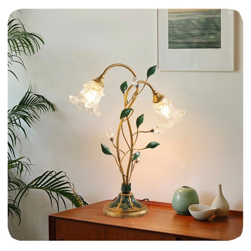 Elegante lámpara de mesa floral vintage en oro y cristal, añade un toque de lujo a la decoración.