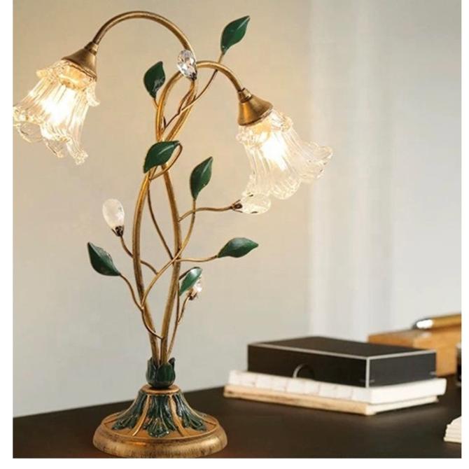 Preciosa lámpara de mesa floral vintage, estructura de oro y detalles de cristal, iluminación de lujo.