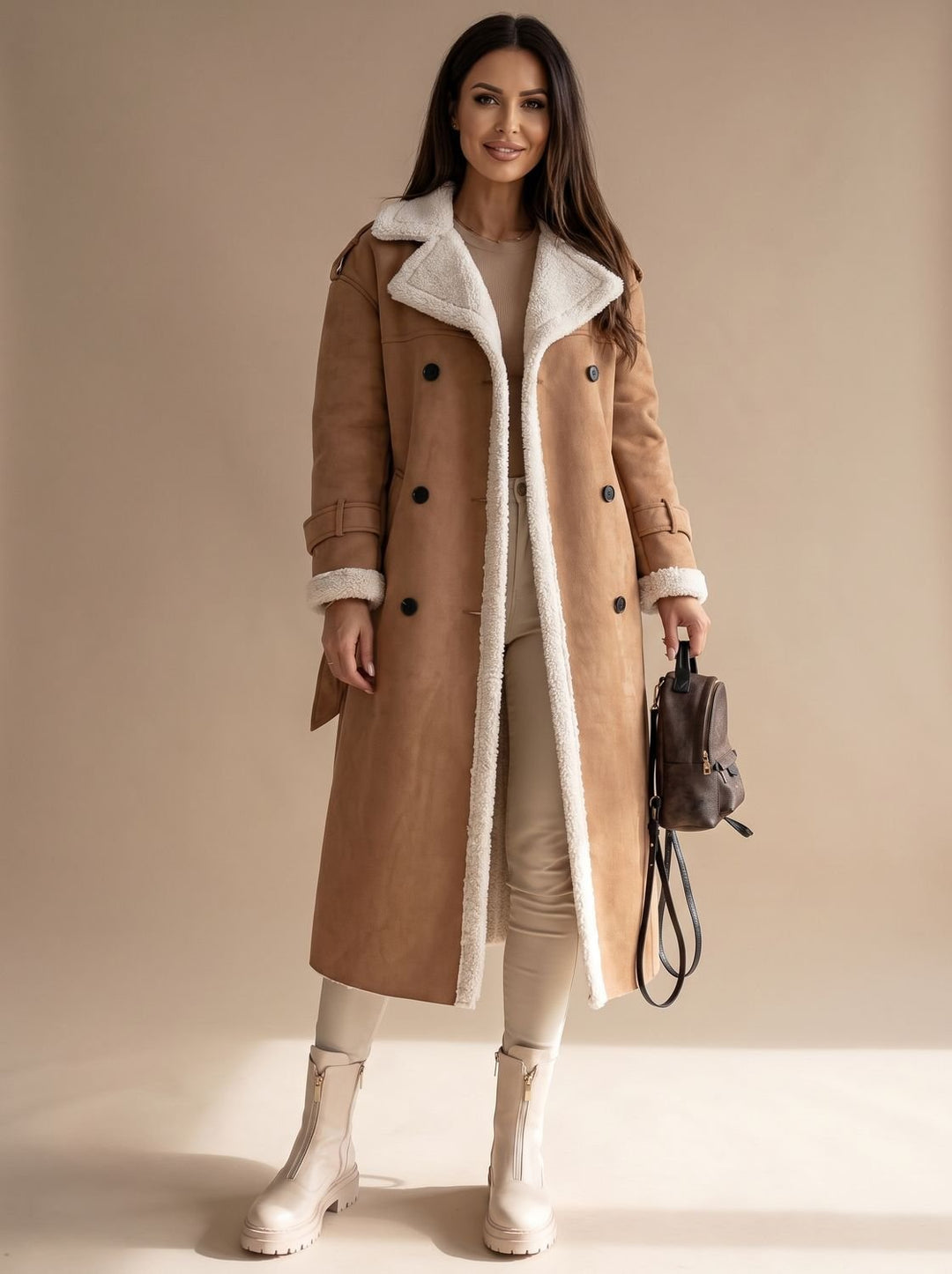 Abrigo largo cruzado de mujer con cálido forro sherpa y cinturón. Ideal para moda invernal y confort.