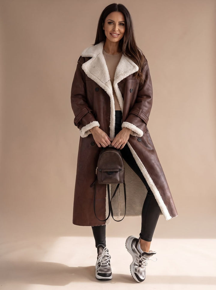 Abrigo largo de mujer con forro sherpa suave, estilo cruzado y cinturón. Ideal para invierno y elegancia.