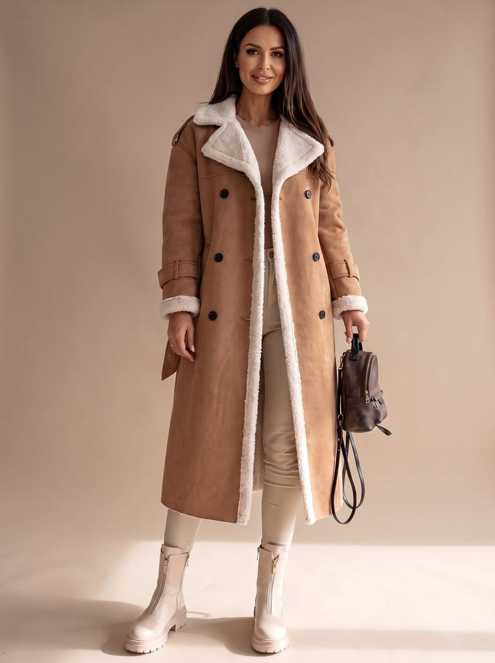 Elegante abrigo largo de mujer con forro sherpa. Diseño cruzado con cinturón para máxima calidez invernal.