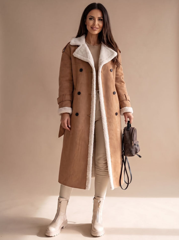 Abrigo largo de mujer con forro de sherpa, doble botonadura y cinturón. Perfecto para el frío y la moda.