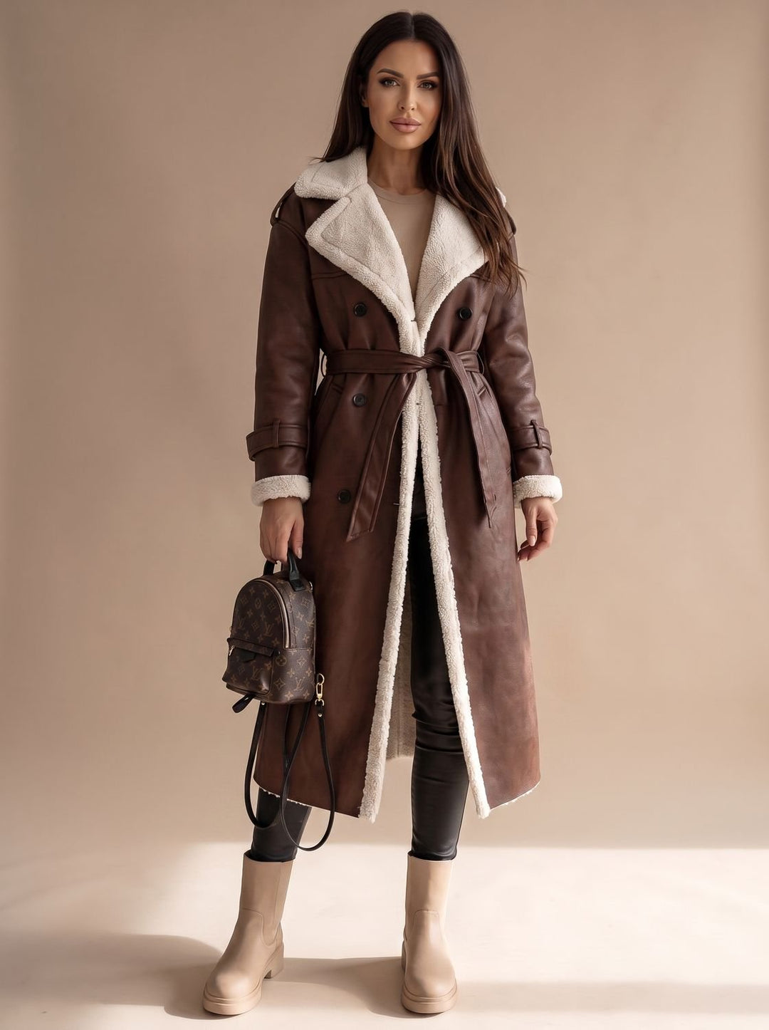 Abrigo cruzado de mujer, largo, con cálido forro sherpa y cinturón ajustable. Ideal para el invierno.