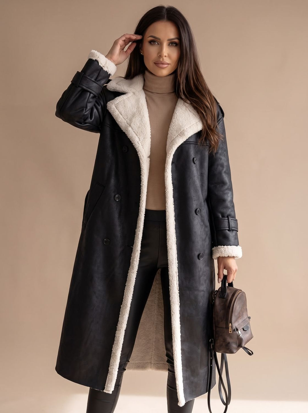Abrigo largo de moda para mujer, estilo cruzado con cinturón. Interior sherpa para calidez en invierno.