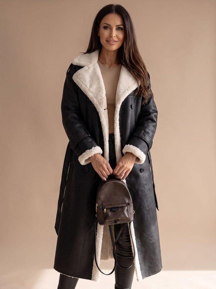 Abrigo de invierno largo con forro sherpa, cruzado y cinturón. Calidez y estilo para mujer en climas fríos.