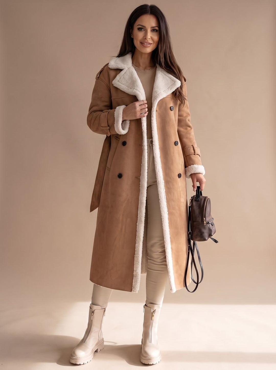 Abrigo mujer largo, diseño cruzado con doble botonadura y cinturón. Forro interior de sherpa.