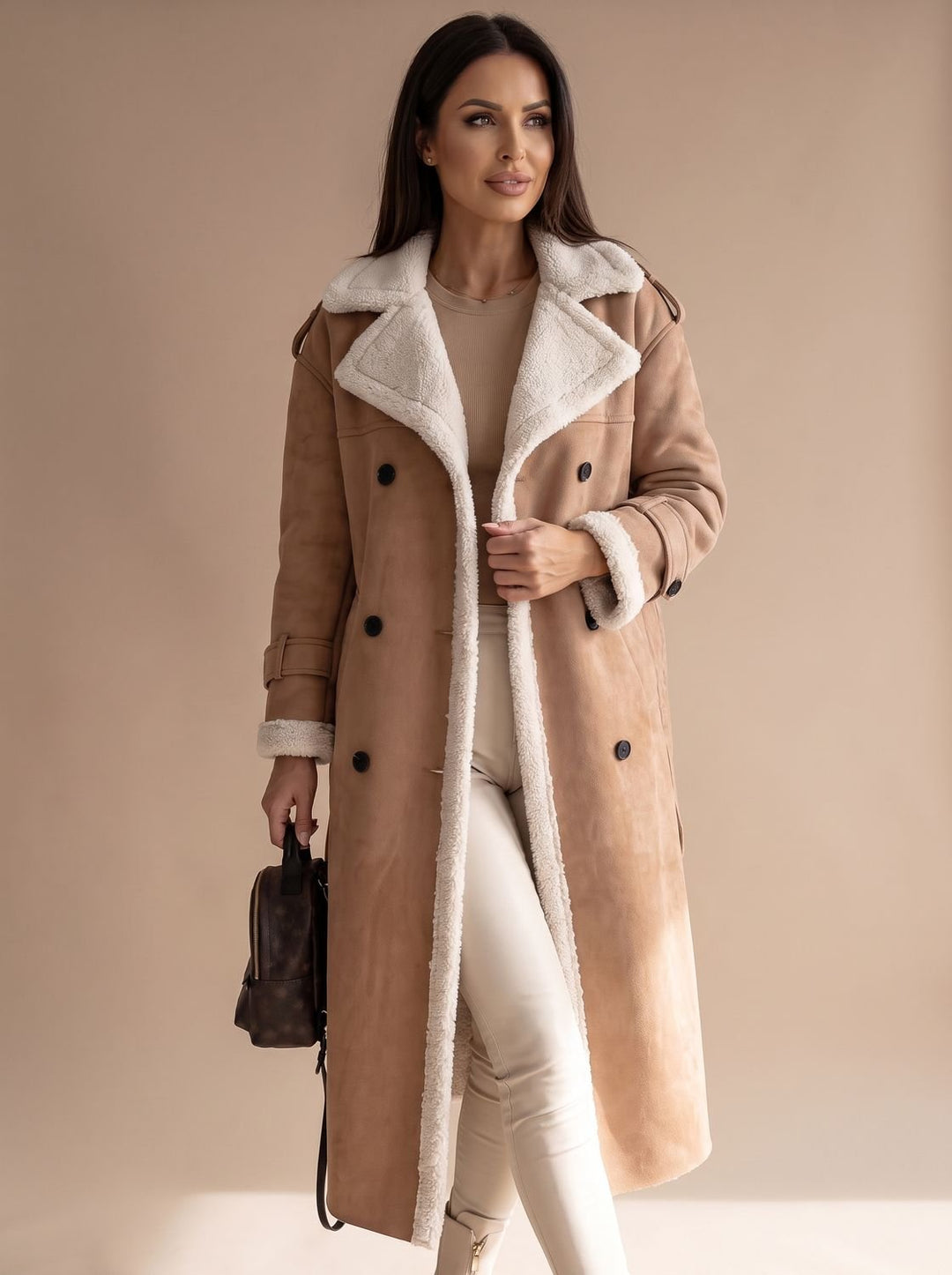 Cálido abrigo largo cruzado de mujer con forro sherpa y cinturón. Indispensable para la temporada de invierno.