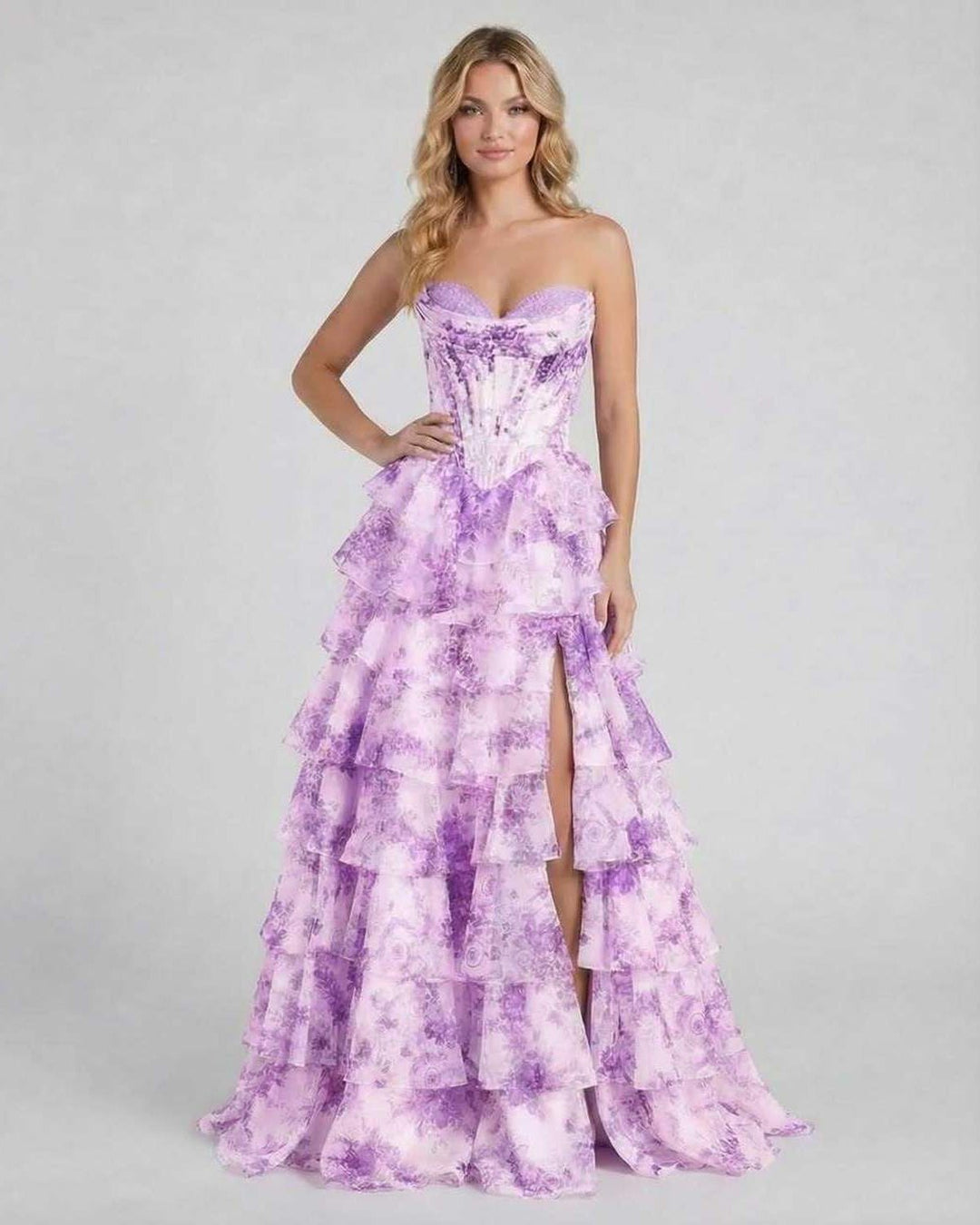Vestido maxi morado floral para mujer. Diseño con volantes, perfecto como vestido de fiesta o para ocasión especial.
