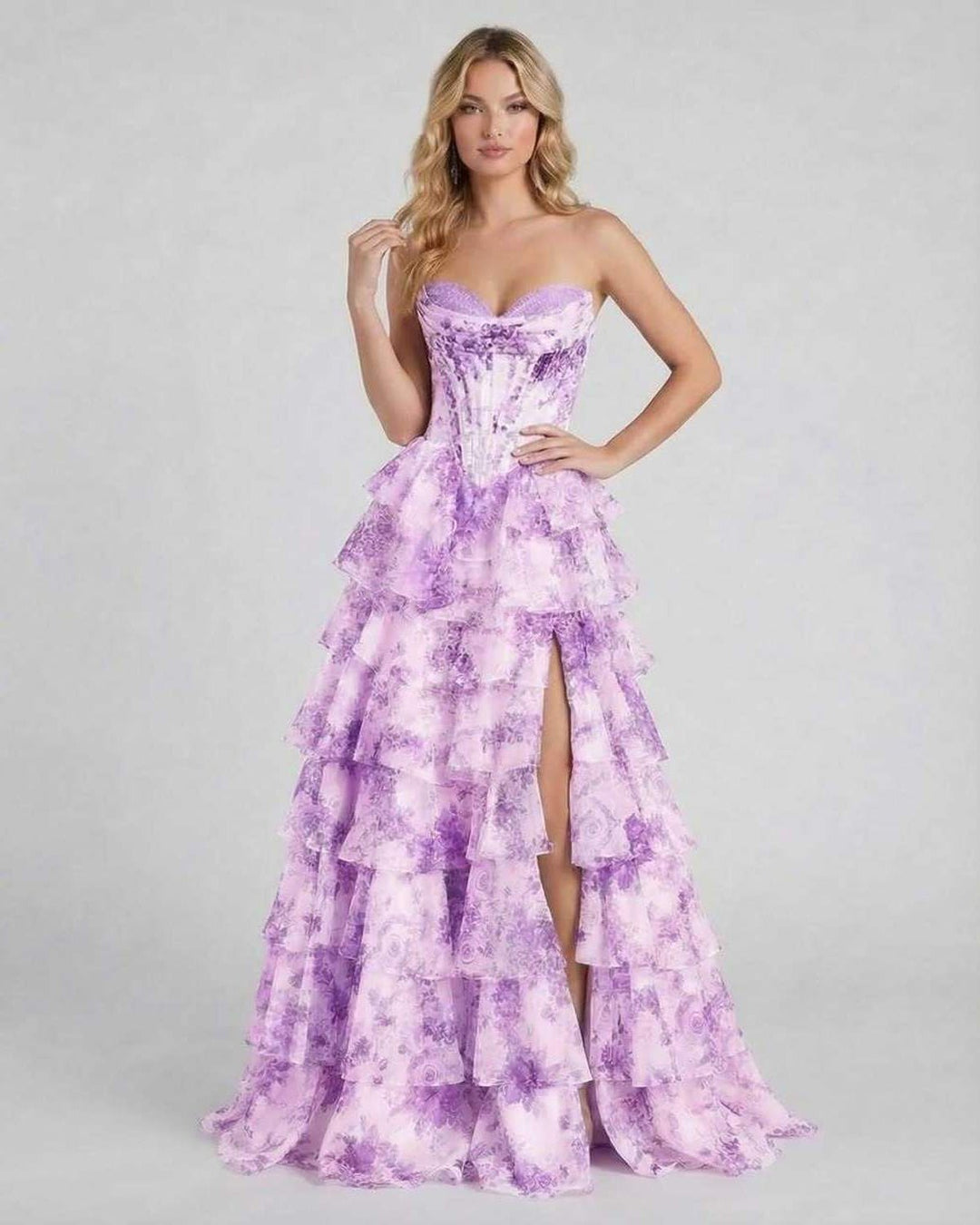 Elegante vestido maxi floral morado para mujer con volantes. Vestido de gala sin mangas, ideal para fiesta.