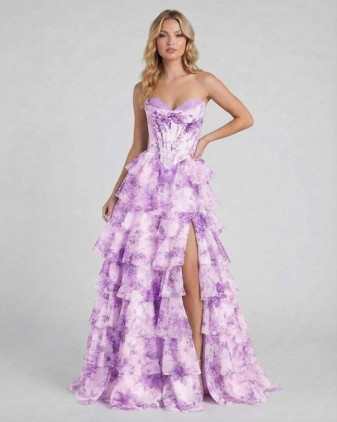 Vestido maxi floral violeta para mujer con volantes. Estilo formal y sin tirantes, ideal para eventos de noche.