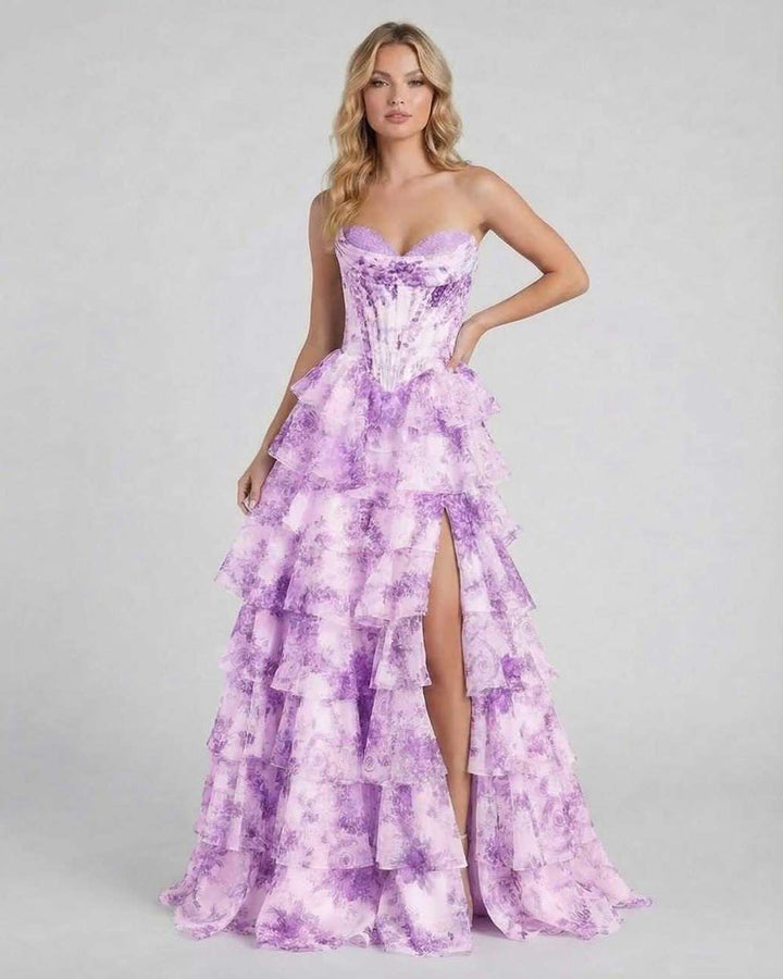 Vestido maxi floral violeta para mujer con volantes. Estilo formal y sin tirantes, ideal para eventos de noche.